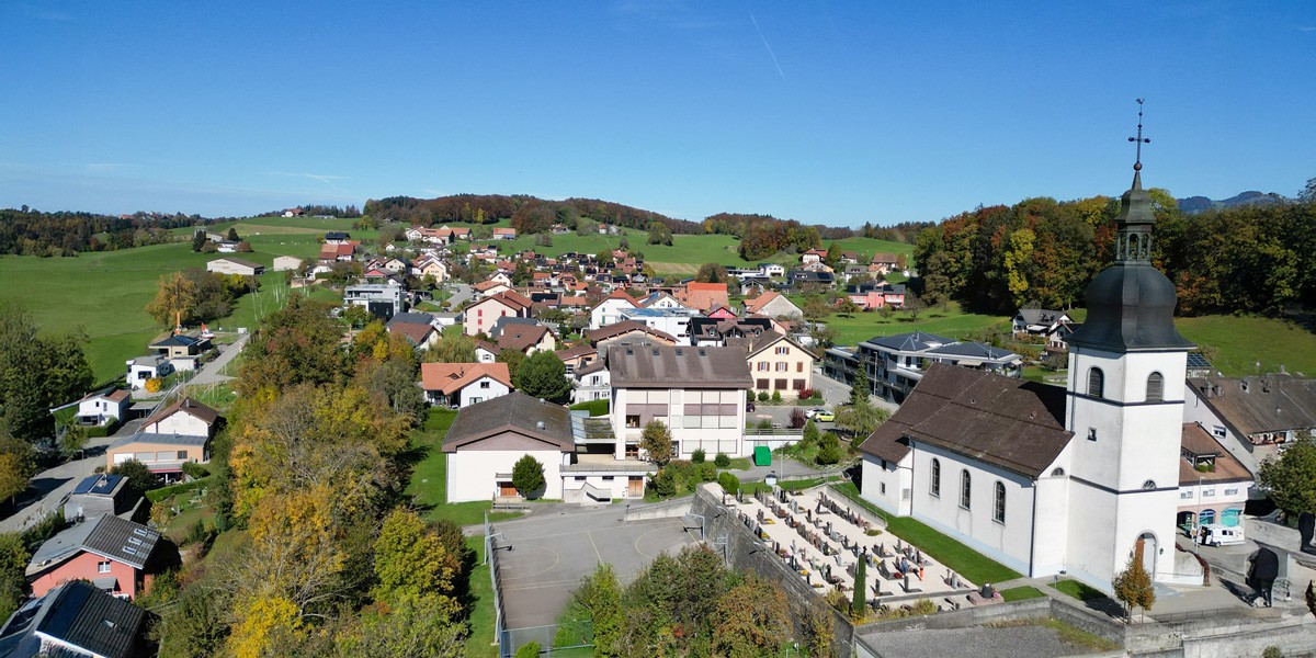 Vue aérienne du village de Remaufens et de son église